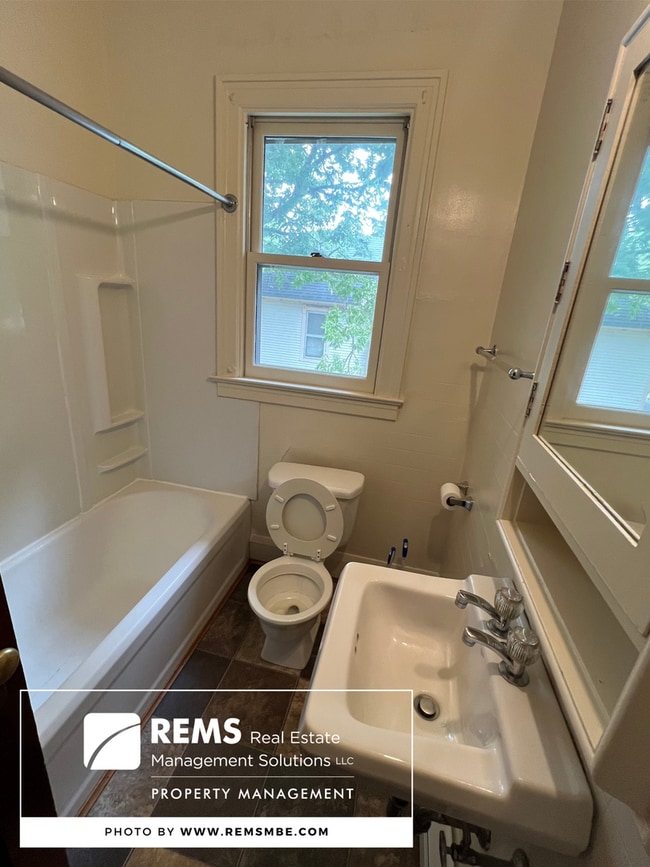 Building Photo - 407 2nd St