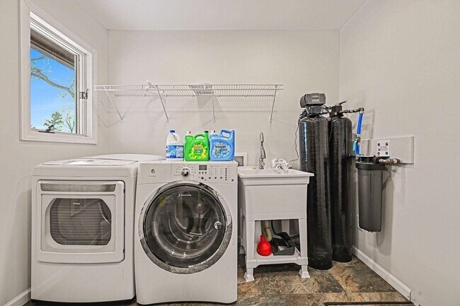 Building Photo - 325 W Delhi Rd