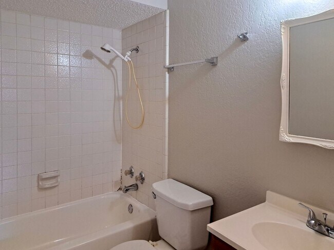 Building Photo - 400-402 Renee Drive