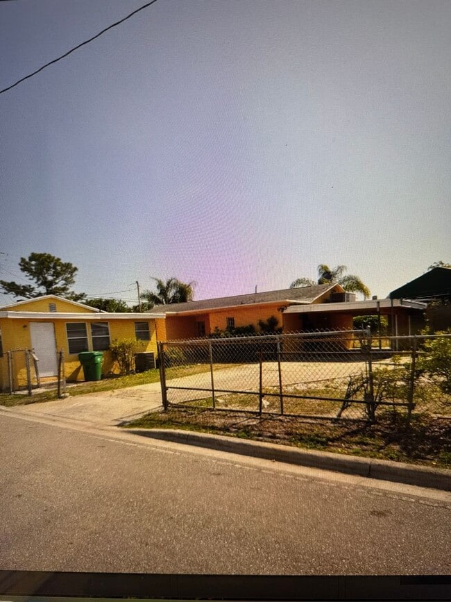 Building Photo - 4 Bedroom 1 1/2 Bathroom Single Family House