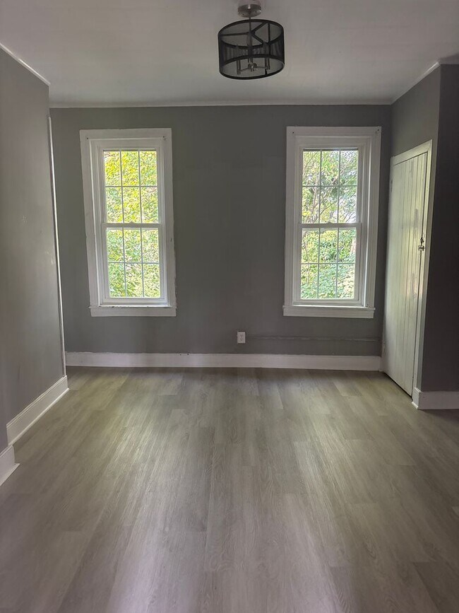 Building Photo - 2-3 Bedroom 1 Bath House-York City SD