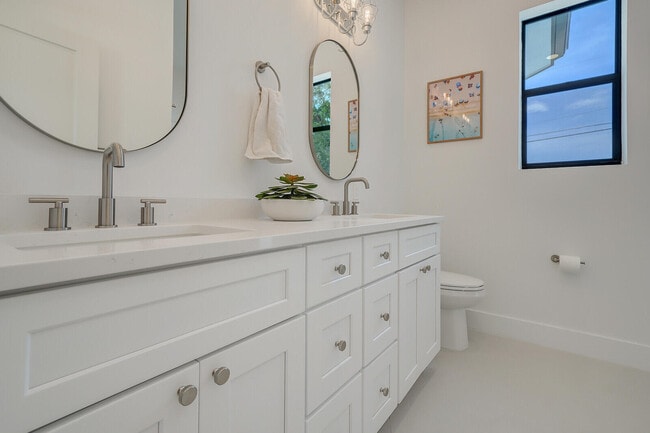 Building Photo - 1248 N Harbor Dr