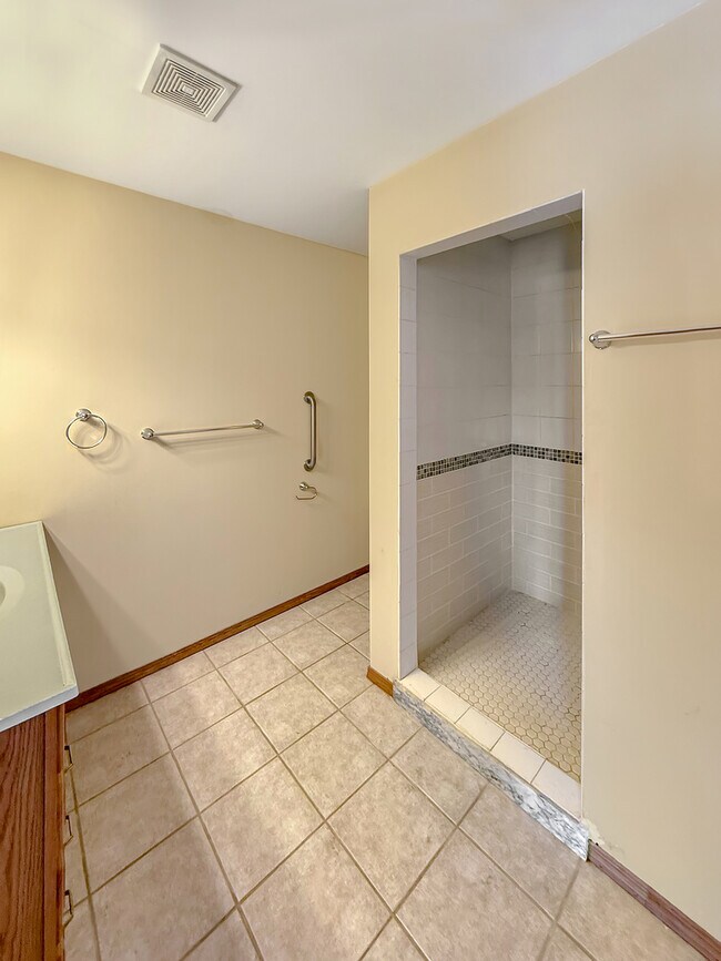 Building Photo - 33053 Pamrich Dr