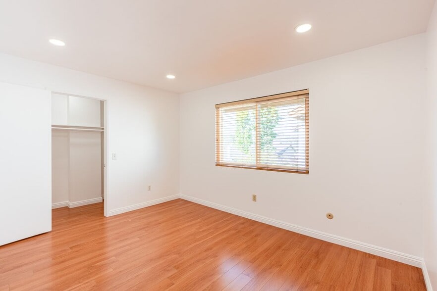 Building Photo - 1119 Carmel Cir