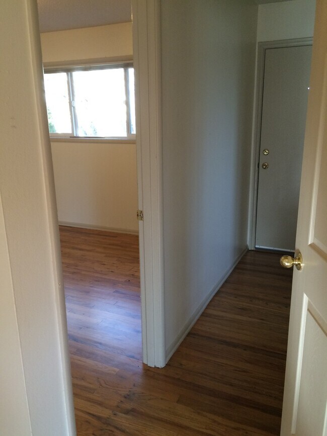 Building Photo - Corner 1bed, great location, bike storage,...