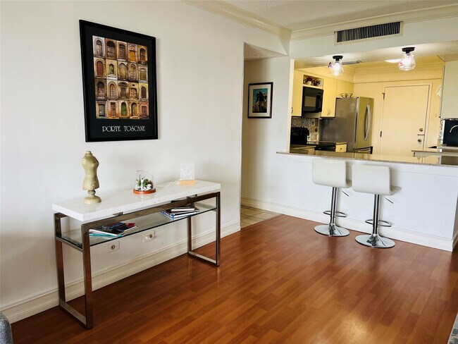 Building Photo - 800 NE 195th St