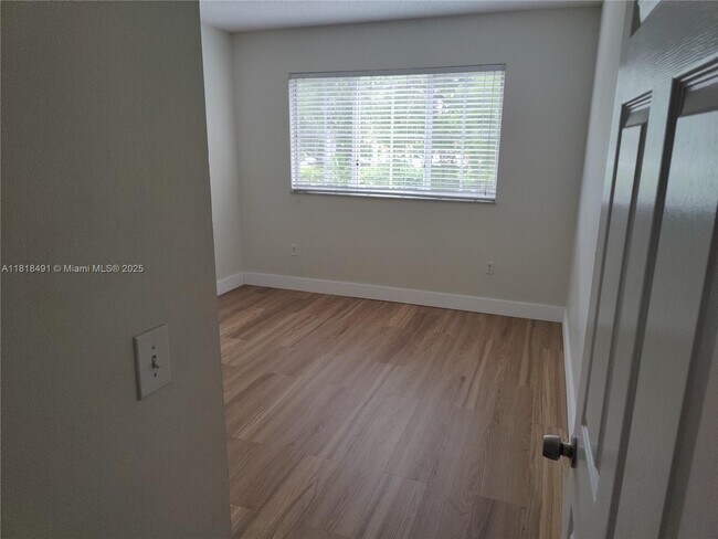Building Photo - 2474 Centergate Dr