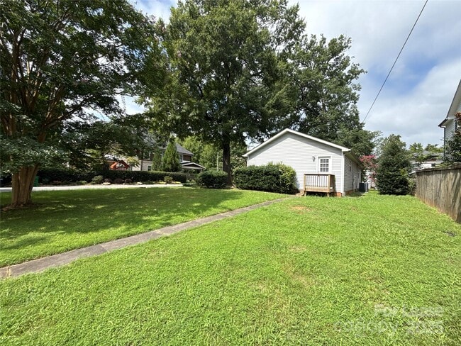 Building Photo - 517 Iverson Way