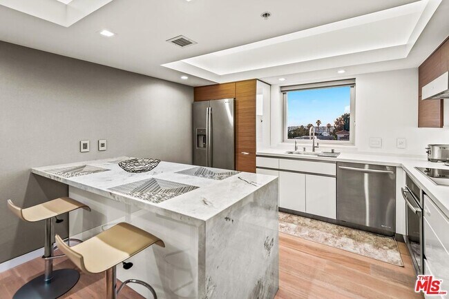 Building Photo - 13700 Marina Pointe Dr