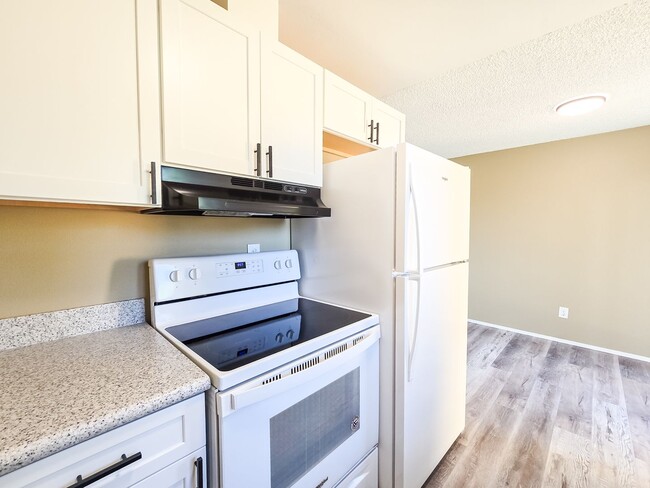 Building Photo - Remodeled Unit in Duplex