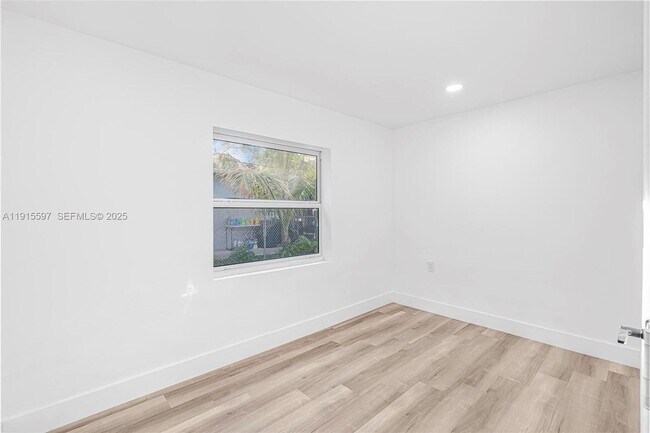 Building Photo - 216 NE 160th St