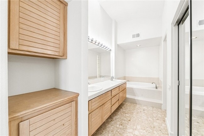 Building Photo - 5824 Spinnaker Bay Dr