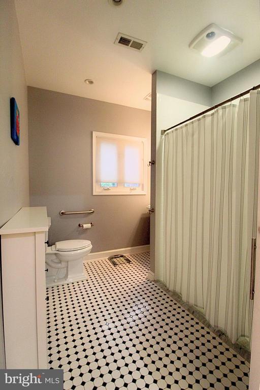Building Photo - 4614 Roxbury Dr