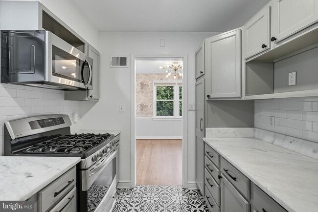 Building Photo - 511 Crestwood Dr