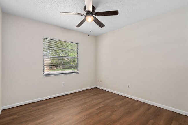 Building Photo - **Recently upgraded 4/2 pool home in Longw...