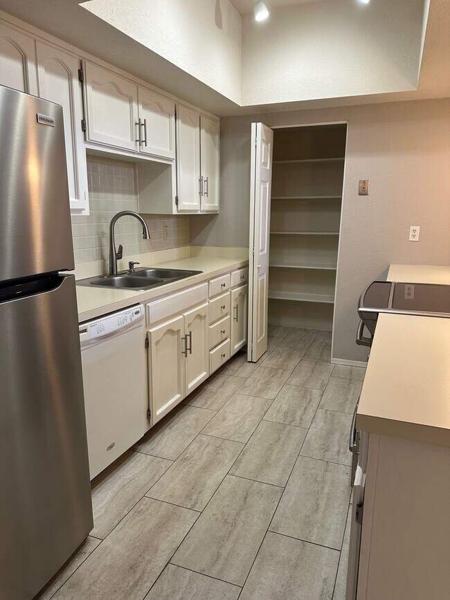Building Photo - Spacious Remodeled 2 Bed/2Bath Condo!