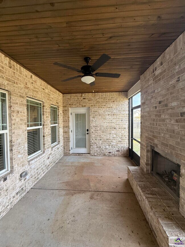 Building Photo - 221 Perth Ct