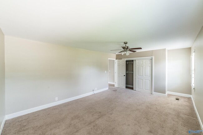 Building Photo - 2107 Edinburgh Dr SW