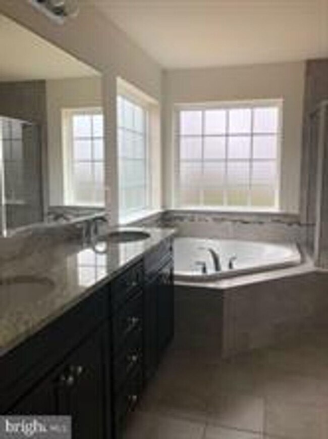 Building Photo - Beautiful, spacious colonial available for rent July 31st!