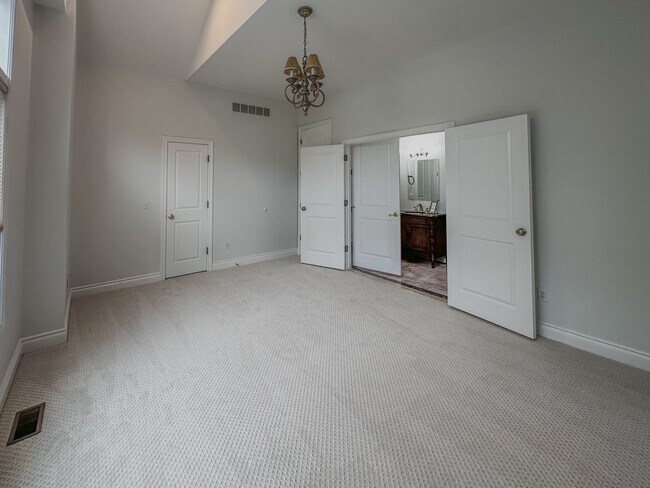 Building Photo - Lakeside Living!