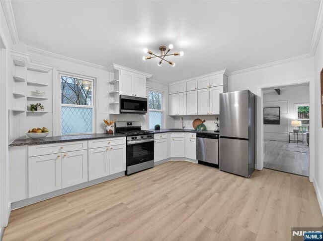 Building Photo - 114 Colony Ave