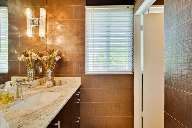 Building Photo - Gorgeous 4 Bed, 2 Bath Eichler in Sunnyvale