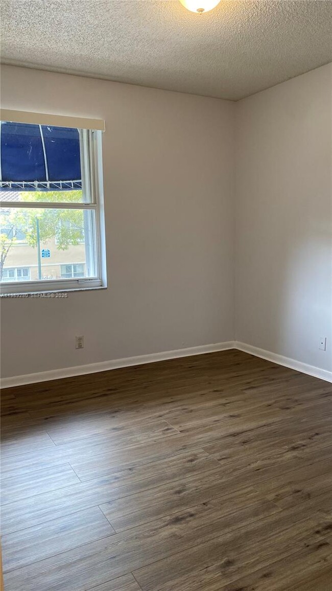 Building Photo - 543 Racquet Club Rd