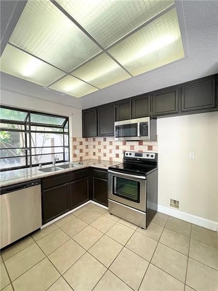 Building Photo - 700 Los Lunas Way