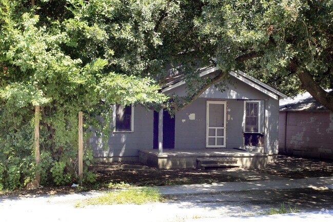 Primary Photo - 1956 Clement Ave
