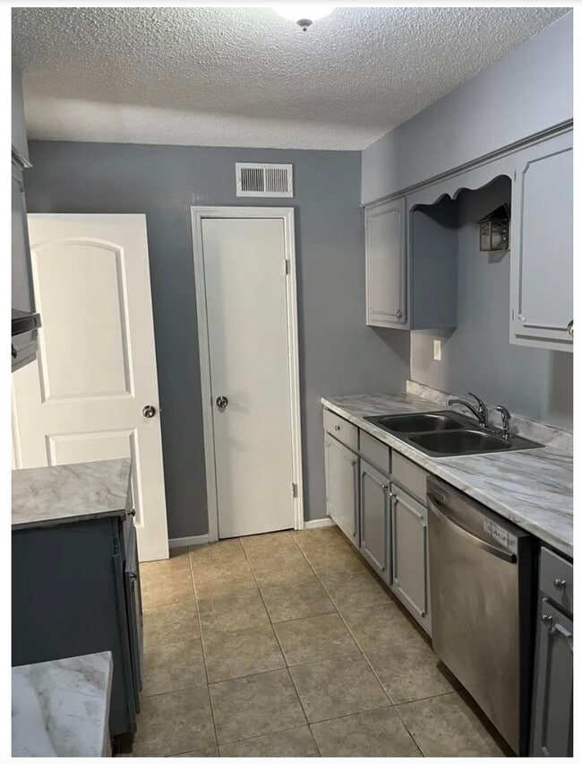 Building Photo - 3273 Ridgemont Ave