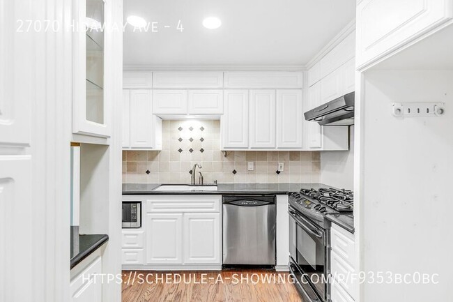 Building Photo - Beautiful 2 Bed + 1.5 Bath Townhome + Pati...