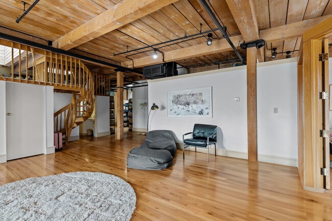 Building Photo - Beautiful loft in Downtown Denver!