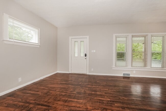 Building Photo - 128 Hollinger Ave