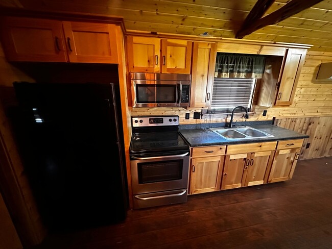 Building Photo - CABIN - Brock ISD - HORSES WELCOME