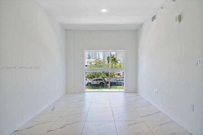 Building Photo - 420 SW 7th Ave