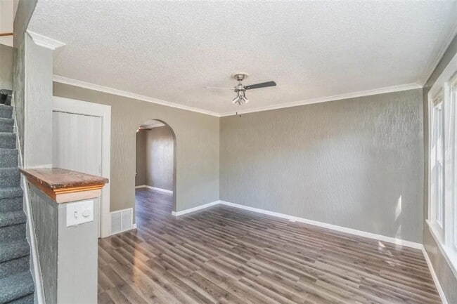Building Photo - Charming 2 bedroom 1 bathroom townhouse