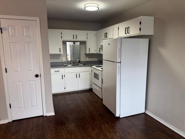 Building Photo - 323 S 12th St