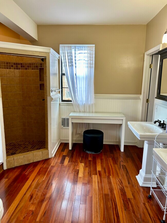 Master Bath - 10 S Crenshaw Ave