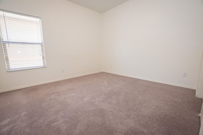 Building Photo - Great Open Floor Plan 3 Bedroom, 2 Bath, Central A/C in Holiday Subdivision!