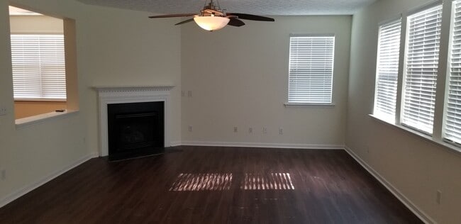 Building Photo - LOCATION! HARWOOD FLOORS!