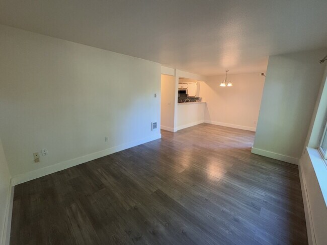 Building Photo - 2 Bedroom Condominium