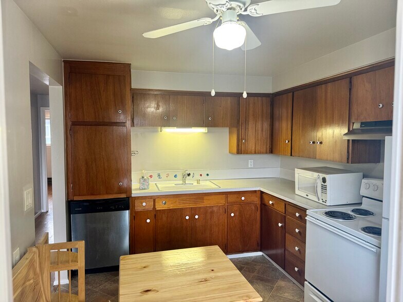 Building Photo - 521 Ave D