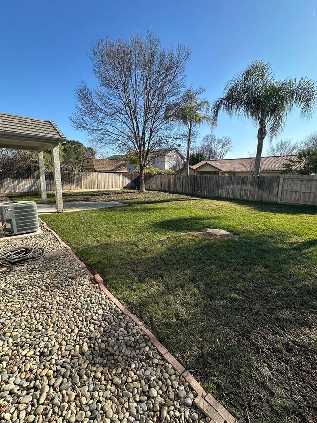 Building Photo - Charming 3 bedroom 2 bathroom home located in Hanford