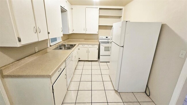 Building Photo - 4304 N Libby Ave