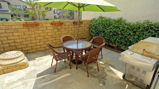 Building Photo - COMING SOON! Spacious 4-Bedroom Townhome w...