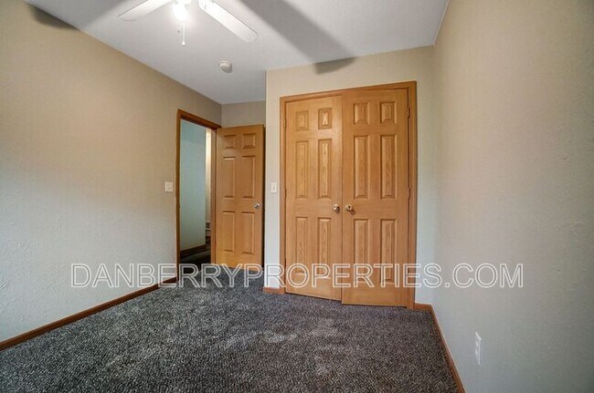 Building Photo - 1129 N Byrne Rd