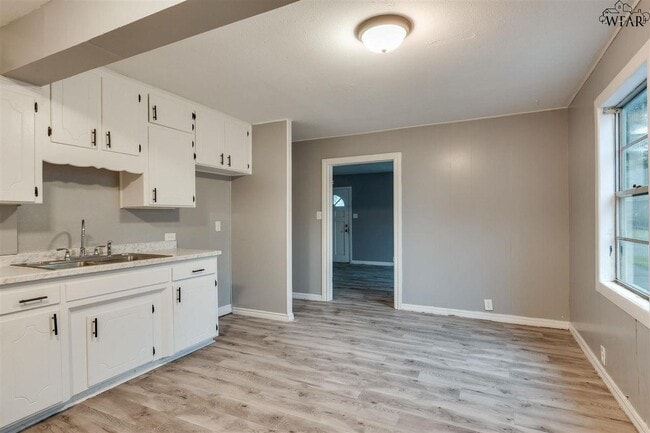 Building Photo - 523 W Inwood Dr