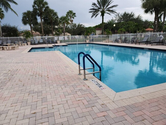 Building Photo - 1050 Sorrento Dr