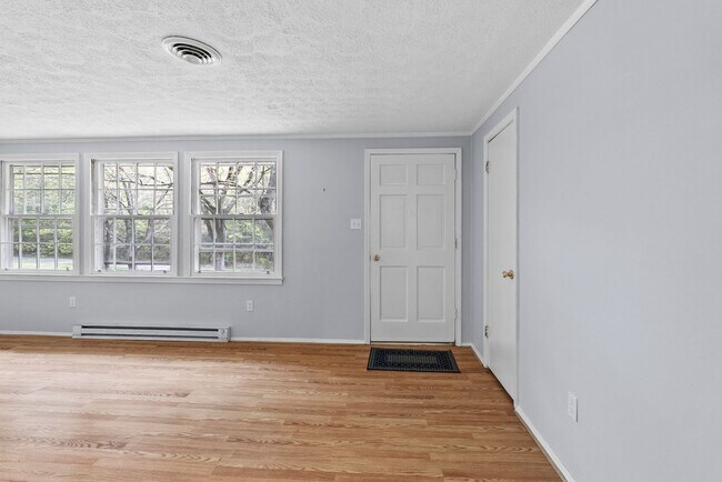 Building Photo - Updated 3-Bedroom Home on Quiet Street in Charlotte Court House!