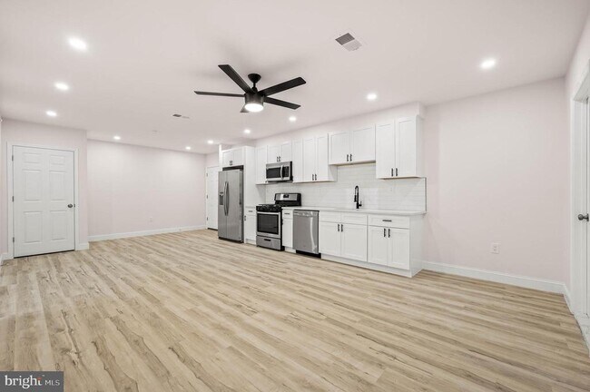 Building Photo - 437 W Girard Ave